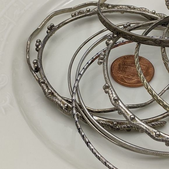✨3 for 25 ✨Lot of 11 Silver Tone Textured Bangles - Picture 7 of 10